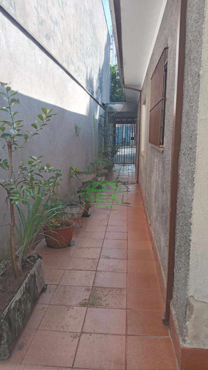 Casa térrea com 252m2 de terreno, com quintal amplo