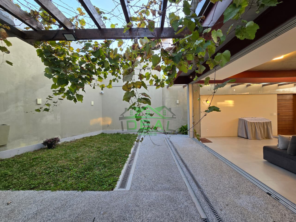 Nova casa de arquiteto à venda no Alto da Lapa!