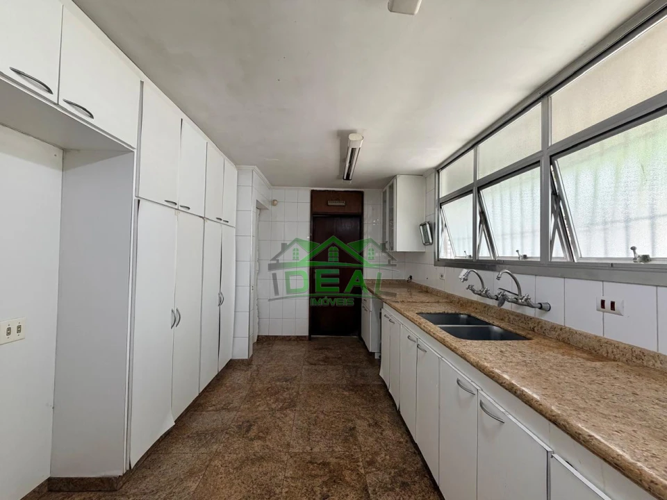 Casa para Venda no Alto de Pinheiros, 5 Dorms sendo 2 Suítes, 6 Vagas e Piscina