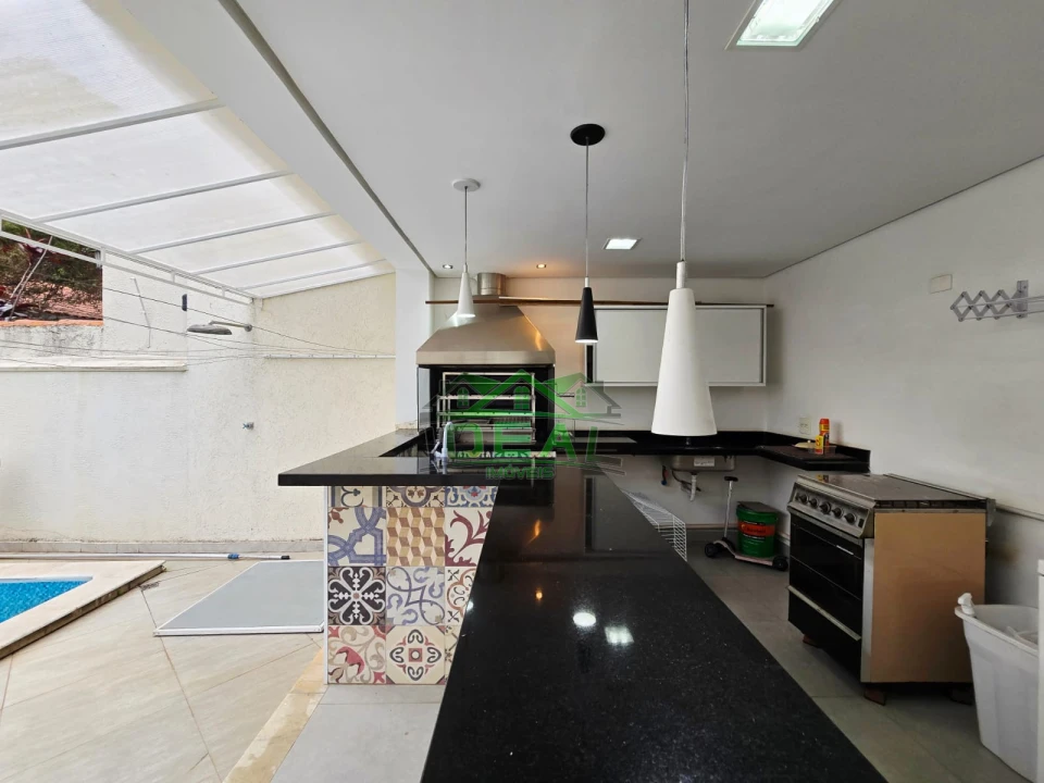 Casa Térrea Reformada na City Lapa, 4 Suítes, 6 Vagas, Piscina e Churrasqueira