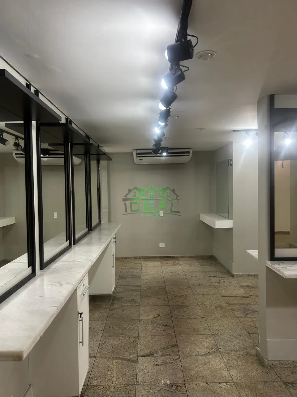 Sobrado Comercial de Alto Padrão | 425m², 19 Amplas Salas e 15 Vagas