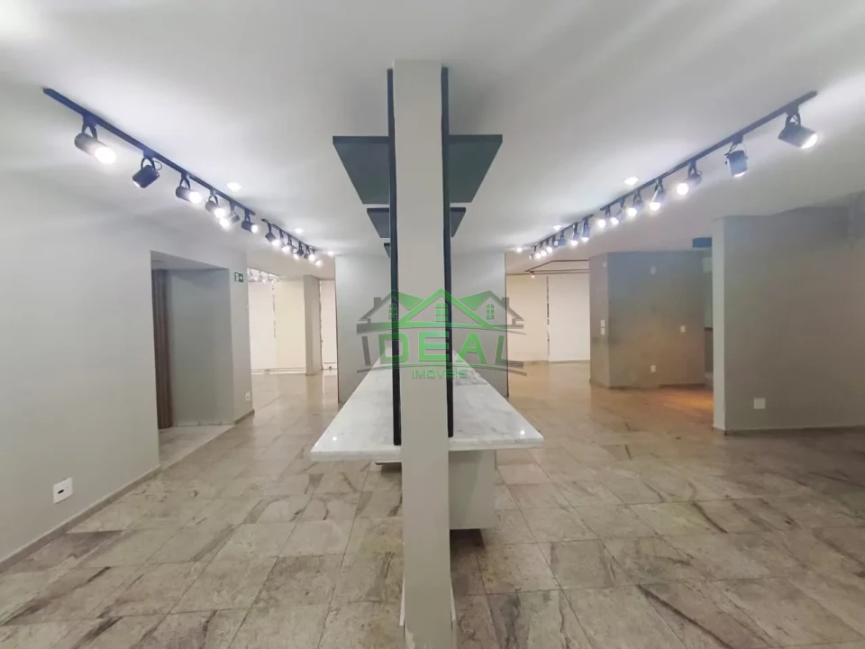 Sobrado Comercial de Alto Padrão | 425m², 19 Amplas Salas e 15 Vagas