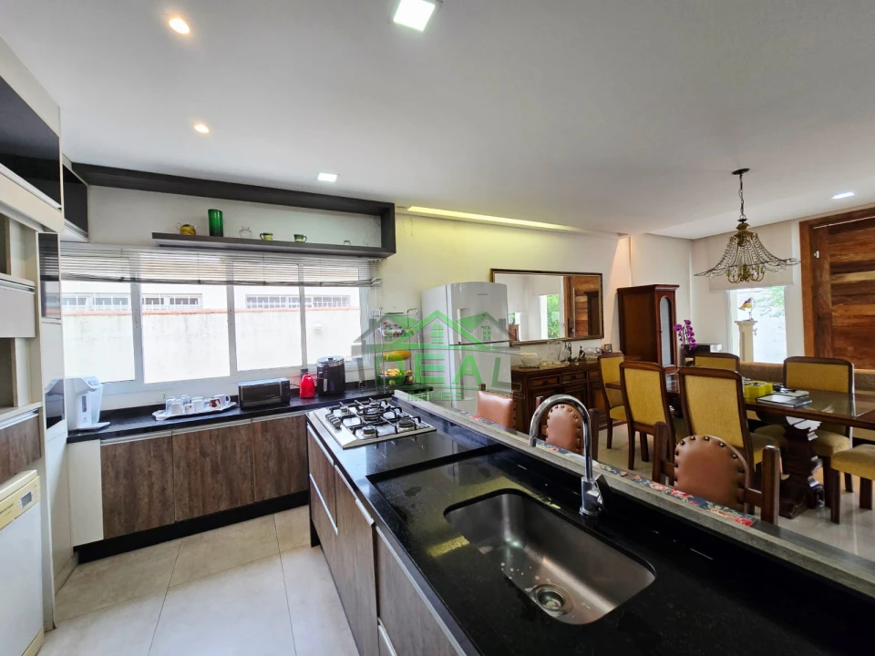 Casa Térrea Reformada na City Lapa, 4 Suítes, 6 Vagas, Piscina e Churrasqueira