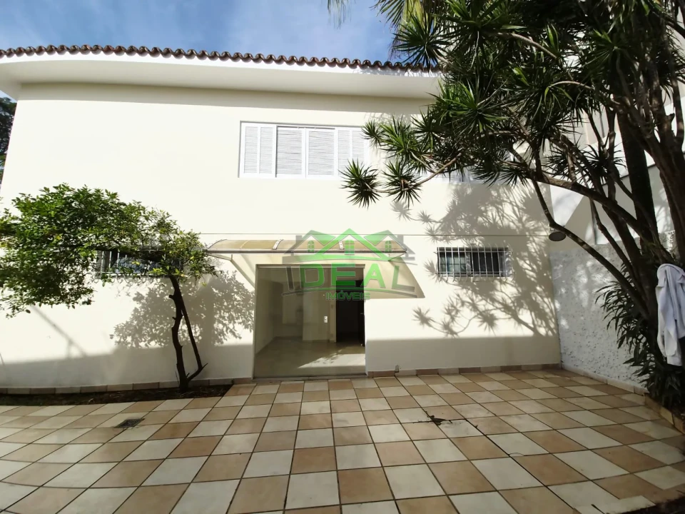 Sobrado para Venda ou Locação-5 dormitórios sendo 3 suítes, 5 vagas de garagem.