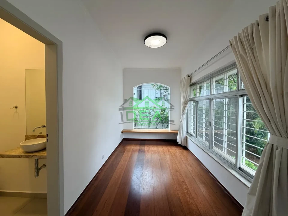 Imagens do imóveis Casa Térrea para Locação no Alto da Lapa, Rua Tranquila e Arborizada