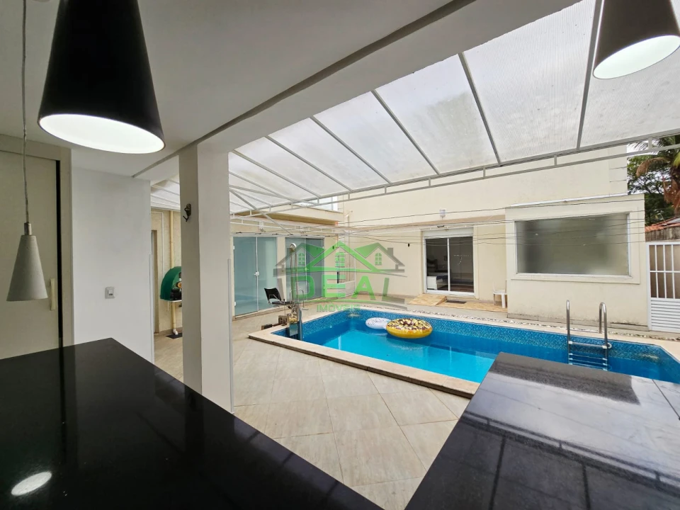 Casa Térrea Reformada na City Lapa, 4 Suítes, 6 Vagas, Piscina e Churrasqueira