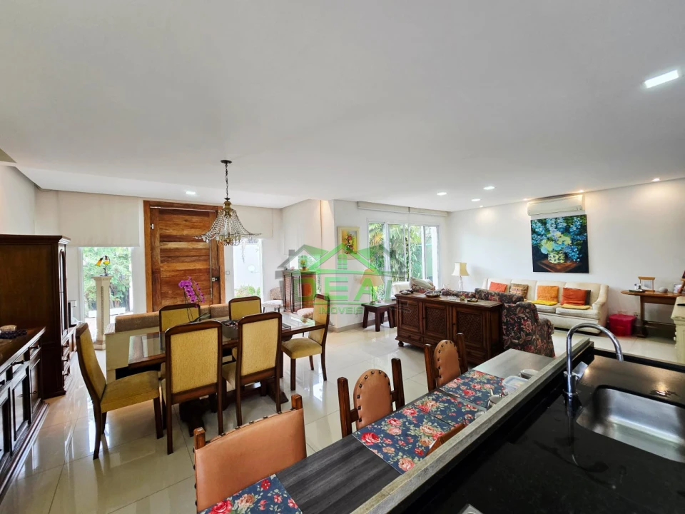 Casa Térrea Reformada na City Lapa, 4 Suítes, 6 Vagas, Piscina e Churrasqueira