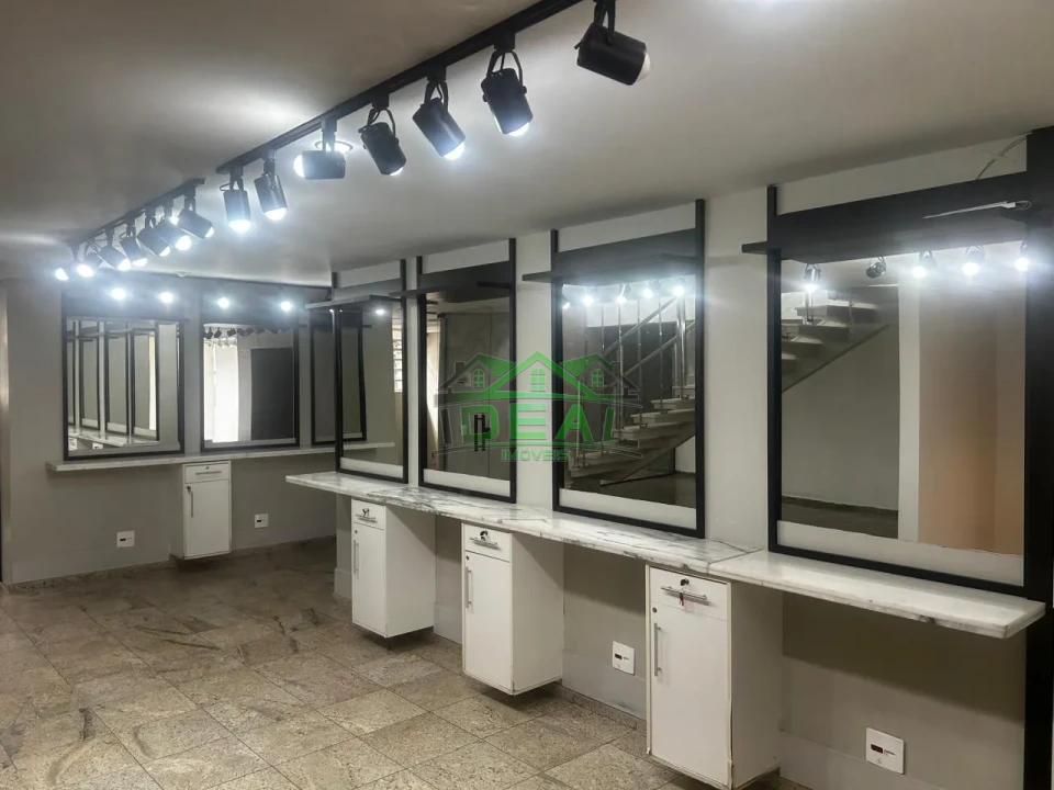 Sobrado Comercial de Alto Padrão | 425m², 19 Amplas Salas e 15 Vagas