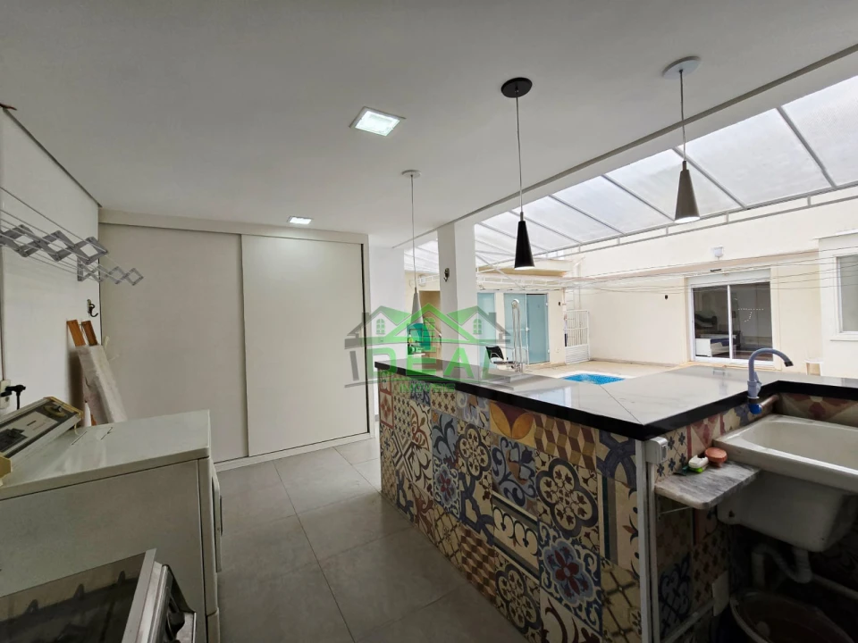 Casa Térrea Reformada na City Lapa, 4 Suítes, 6 Vagas, Piscina e Churrasqueira