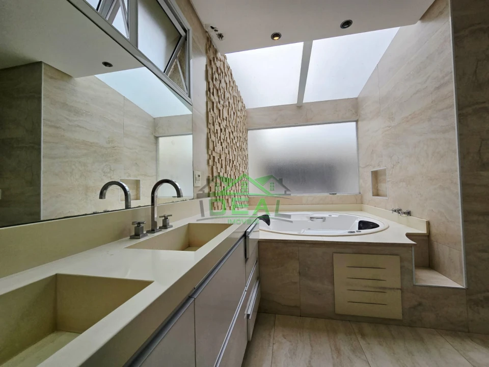 Casa Térrea Reformada na City Lapa, 4 Suítes, 6 Vagas, Piscina e Churrasqueira