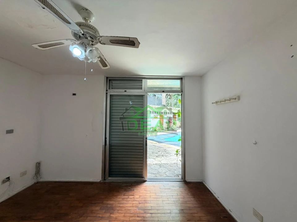 Casa para Venda no Alto de Pinheiros, 5 Dorms sendo 2 Suítes, 6 Vagas e Piscina