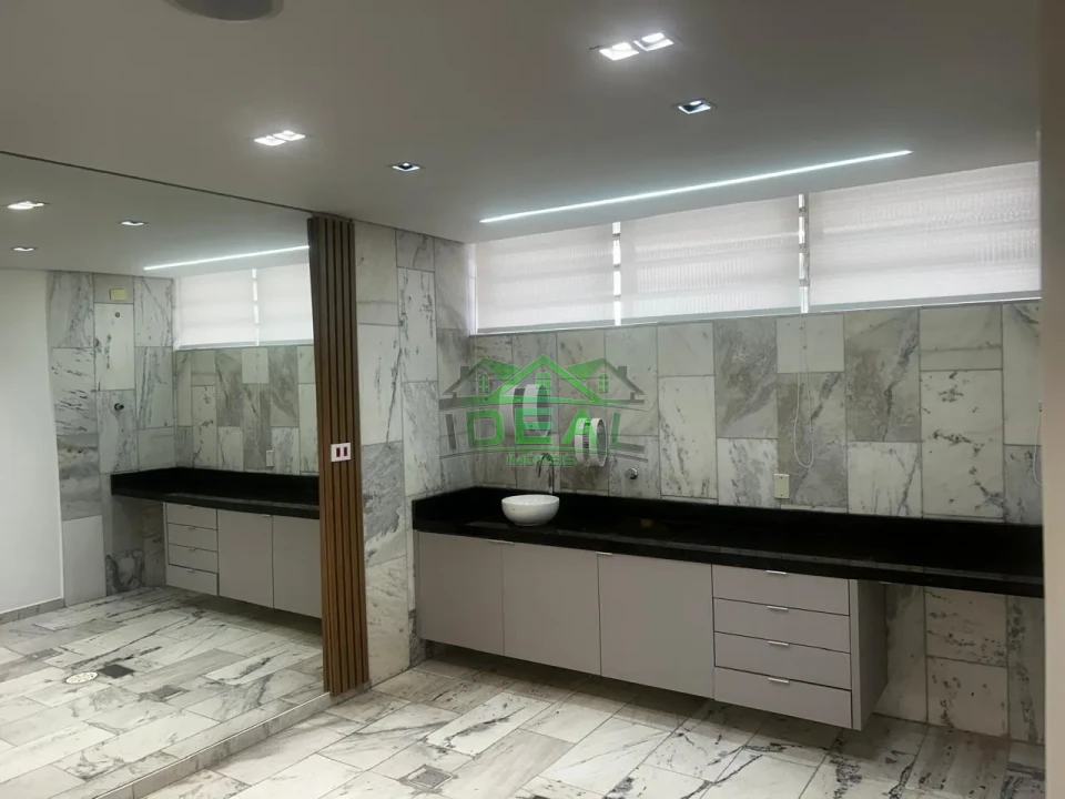 Sobrado Comercial de Alto Padrão | 425m², 19 Amplas Salas e 15 Vagas