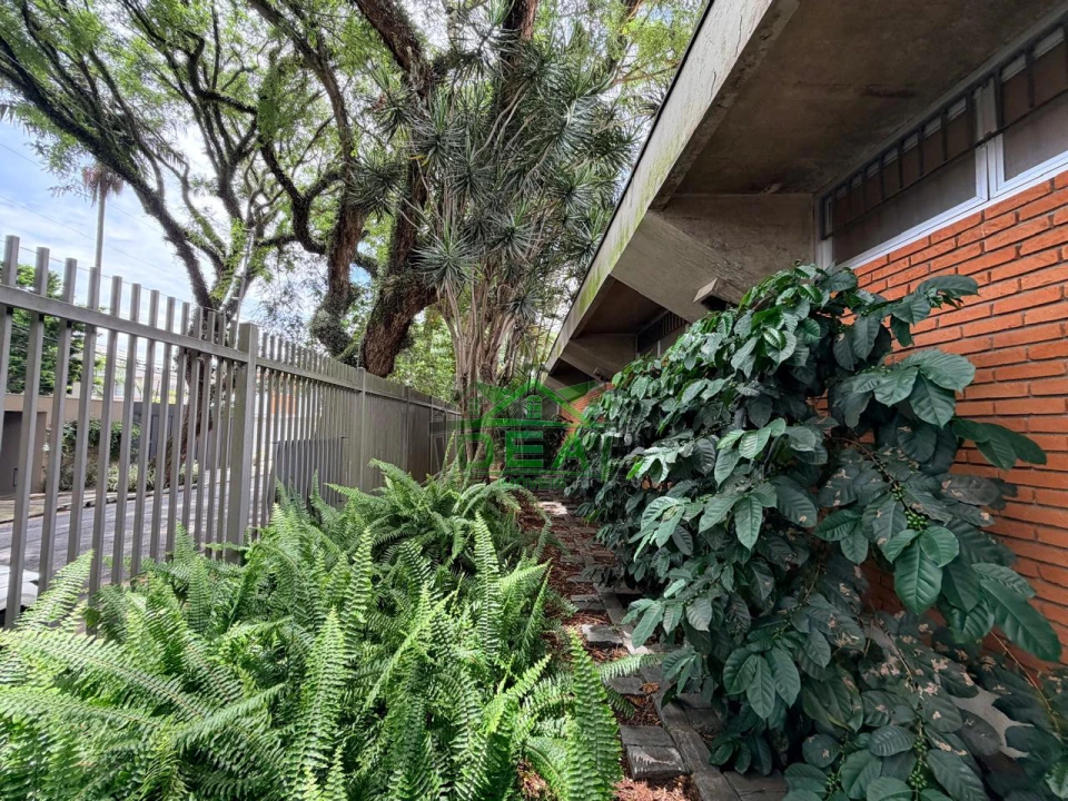 Casa para Venda no Alto de Pinheiros, 5 Dorms sendo 2 Suítes, 6 Vagas e Piscina