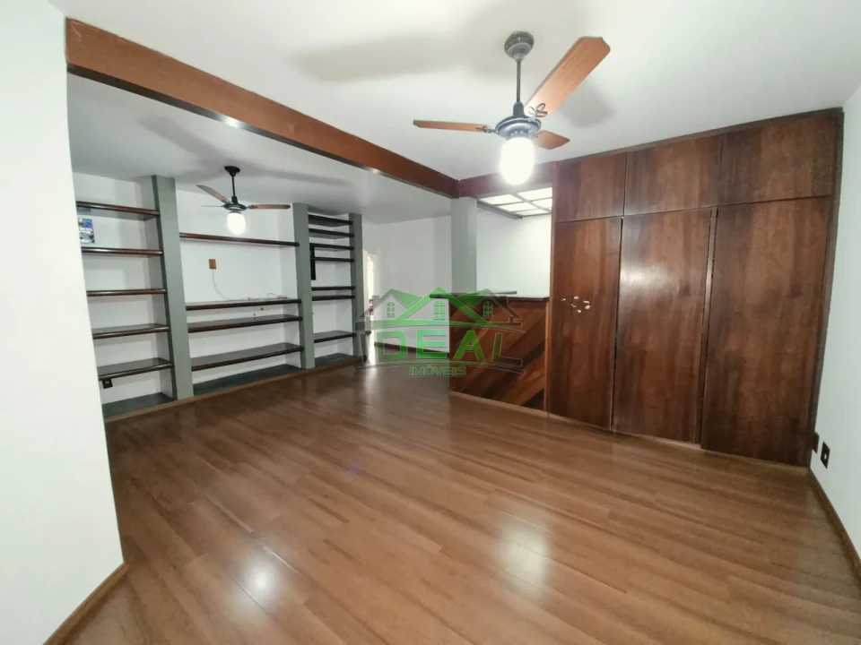 Casa Térrea para Locação com Dormitórios virando para piscina.