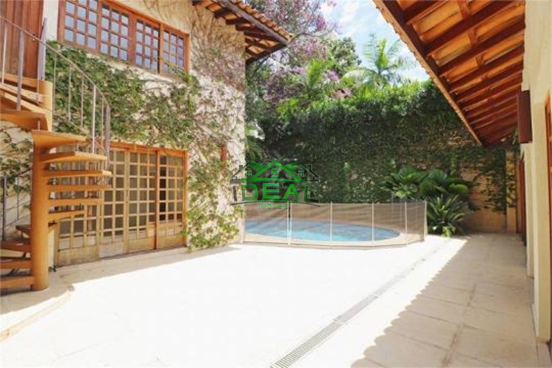 Aconchegante Sobrado com piscina para Venda no bairro Alto de Pinheiros. 521 m