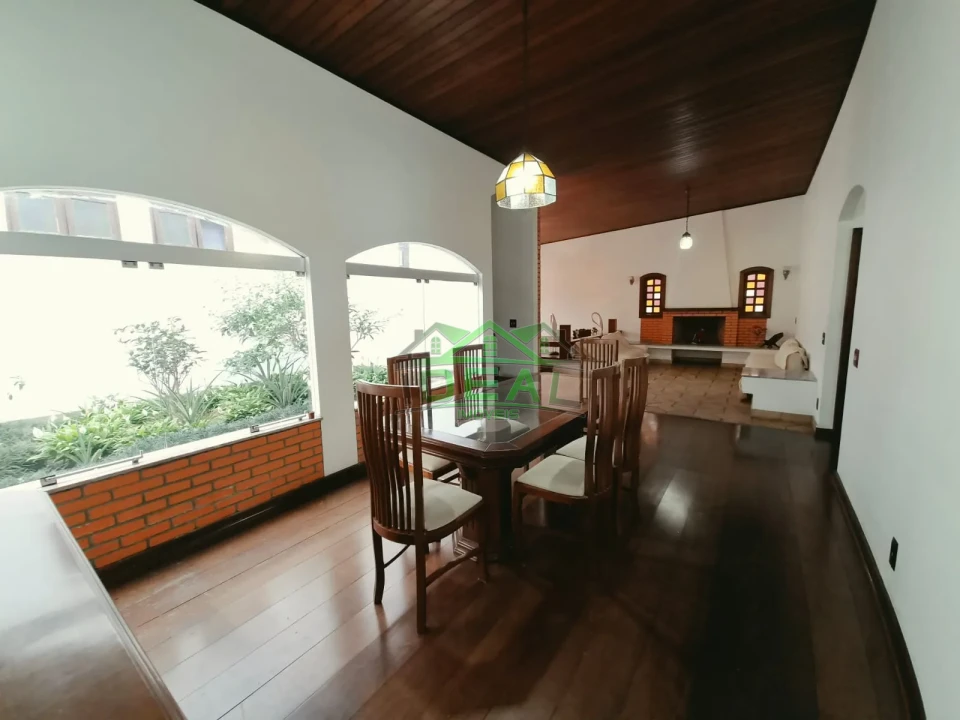 Casa Térrea para Locação com Dormitórios virando para piscina.