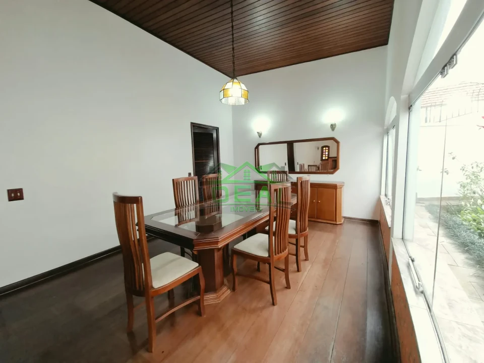 Casa Térrea para Locação com Dormitórios virando para piscina.