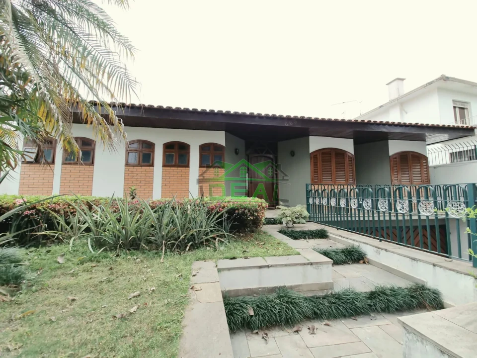 Casa Térrea para Locação com Dormitórios virando para piscina.