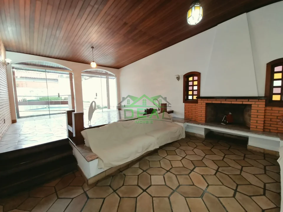 Casa Térrea para Locação com Dormitórios virando para piscina.