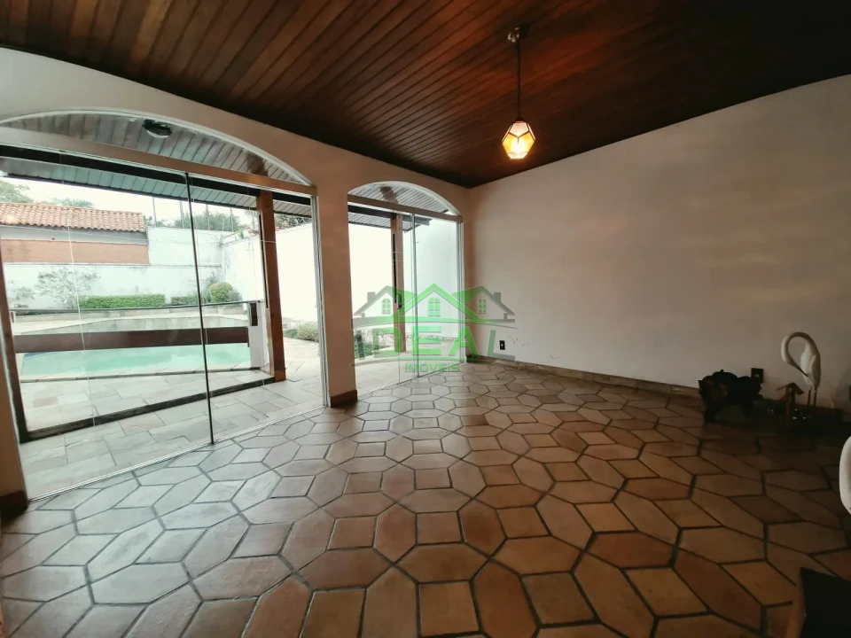 Casa Térrea para Locação com Dormitórios virando para piscina.