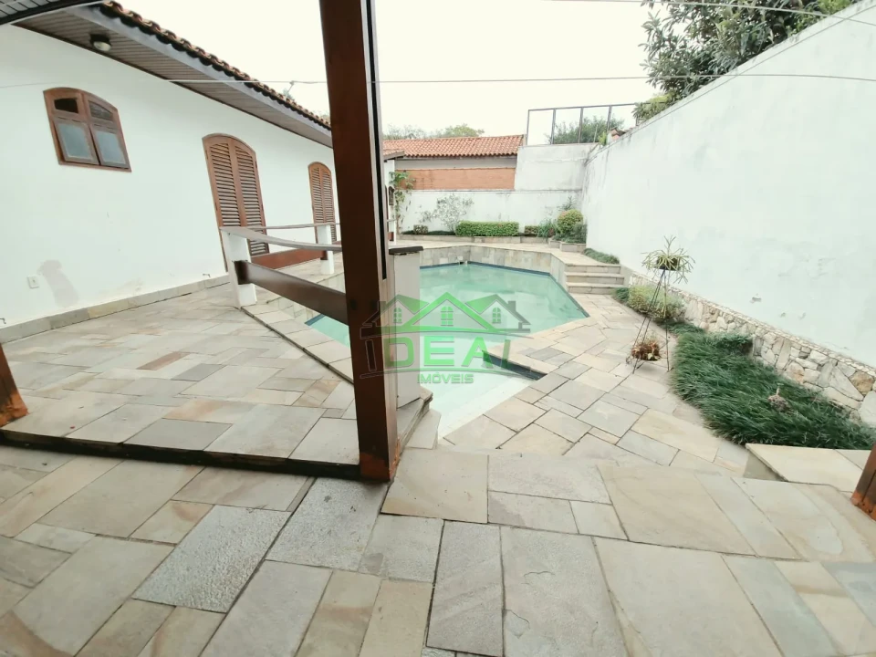 Casa Térrea para Locação com Dormitórios virando para piscina.