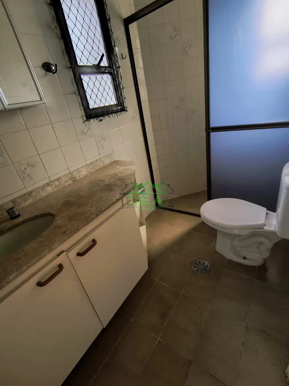 Apartamento a venda, Excelente Localização, 3 Dormitórios sendo 1 suíte, 2 vagas de garagem