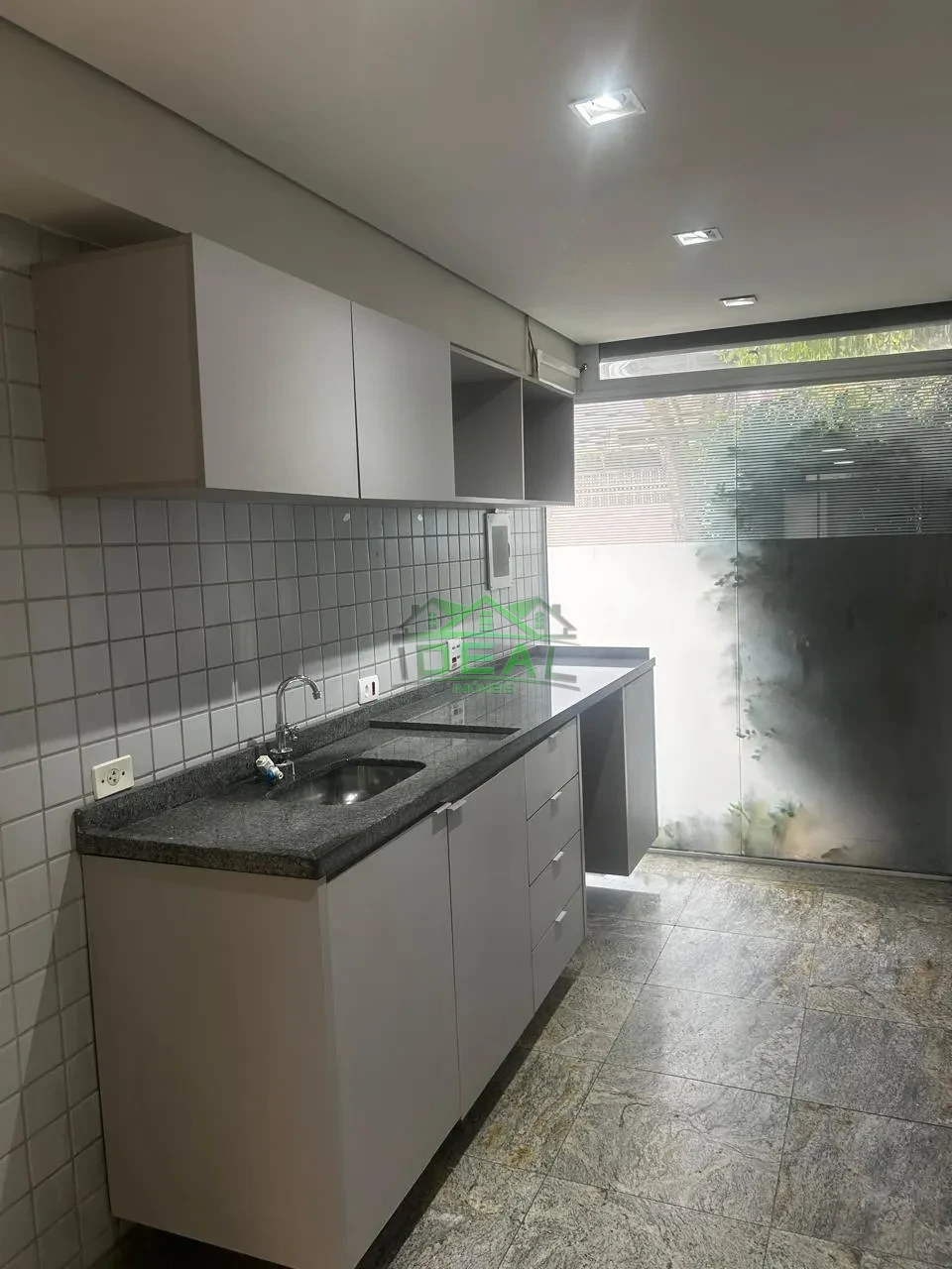 Sobrado Comercial de Alto Padrão | 425m², 19 Amplas Salas e 15 Vagas