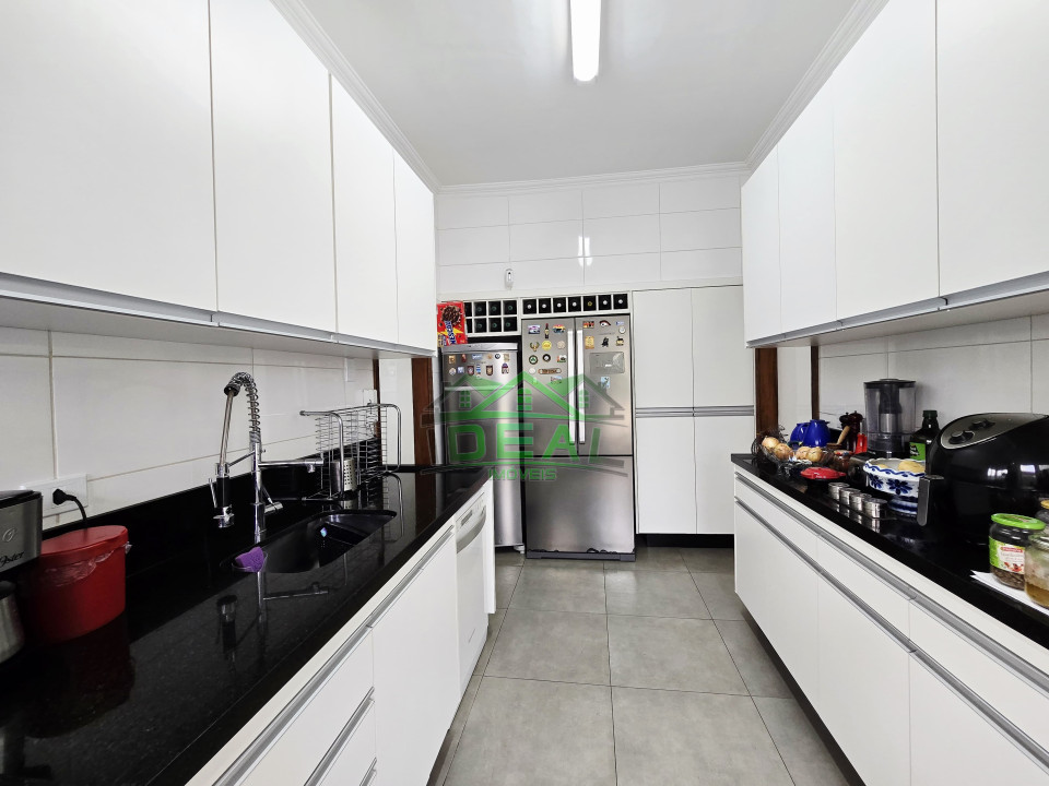 Imagens do imóveis Casa Térrea para Venda na Lapa, 4 dorm(s), 2 suite(s), 7 vaga(s), 500 m²AC e 710AT