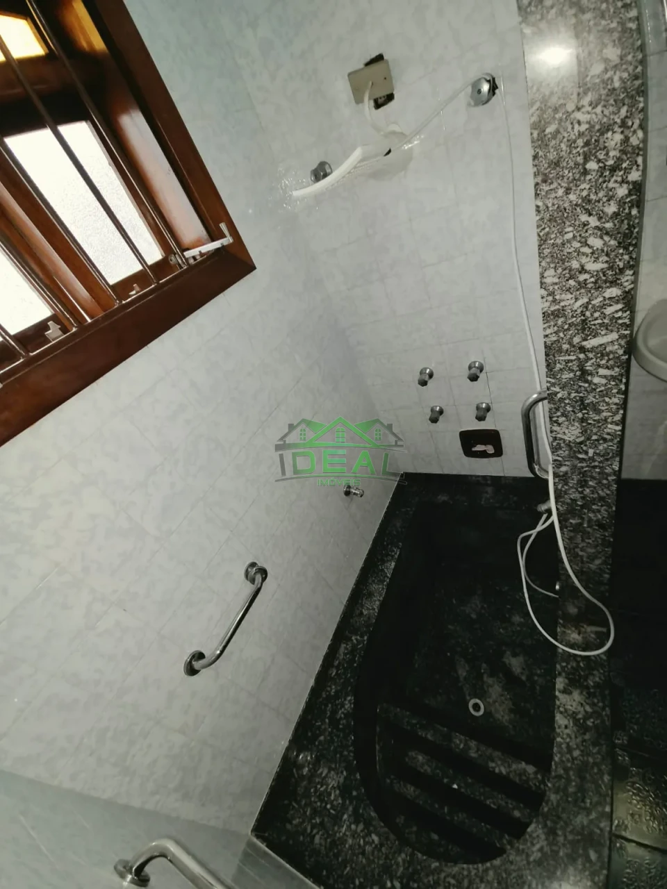 Casa Térrea para Locação com Dormitórios virando para piscina.