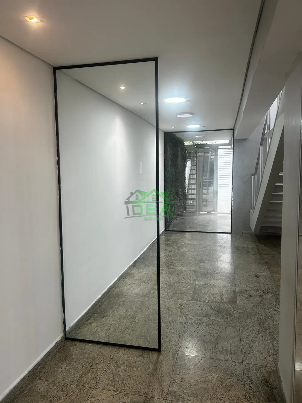 Sobrado Comercial de Alto Padrão | 425m², 19 Amplas Salas e 15 Vagas