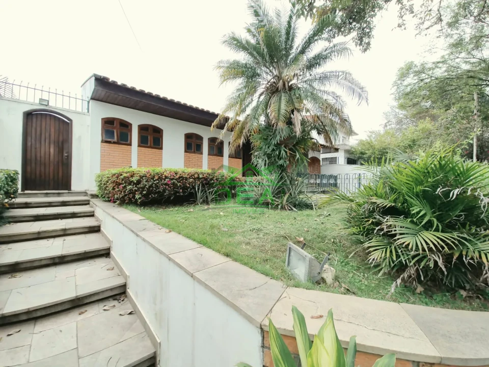 Casa Térrea para Locação com Dormitórios virando para piscina.