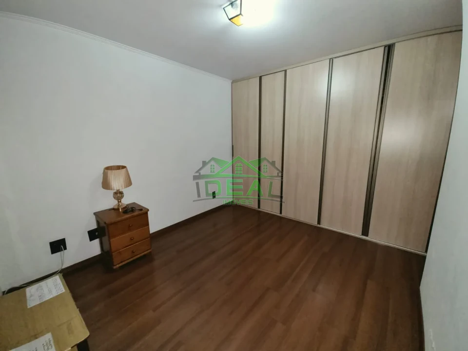 Casa Térrea para Locação com Dormitórios virando para piscina.