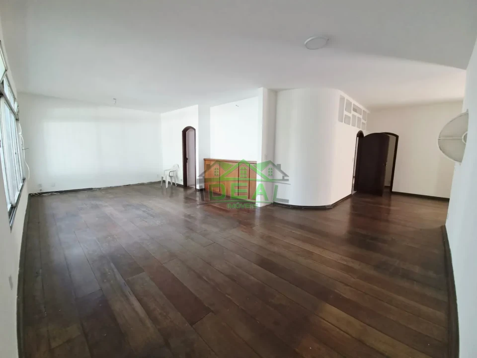 Sobrado para Venda ou Locação-5 dormitórios sendo 3 suítes, 5 vagas de garagem.