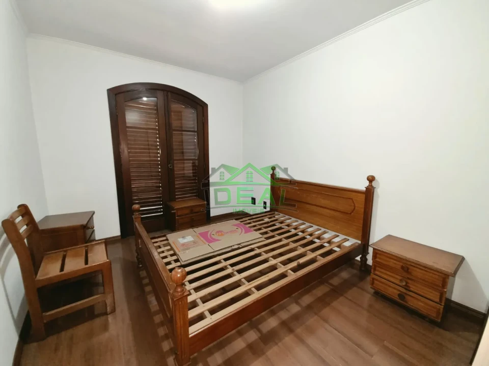 Casa Térrea para Locação com Dormitórios virando para piscina.