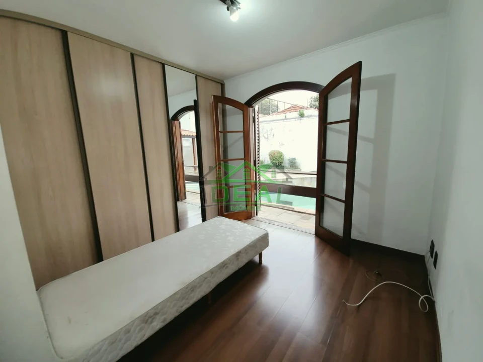 Casa Térrea para Locação com Dormitórios virando para piscina.