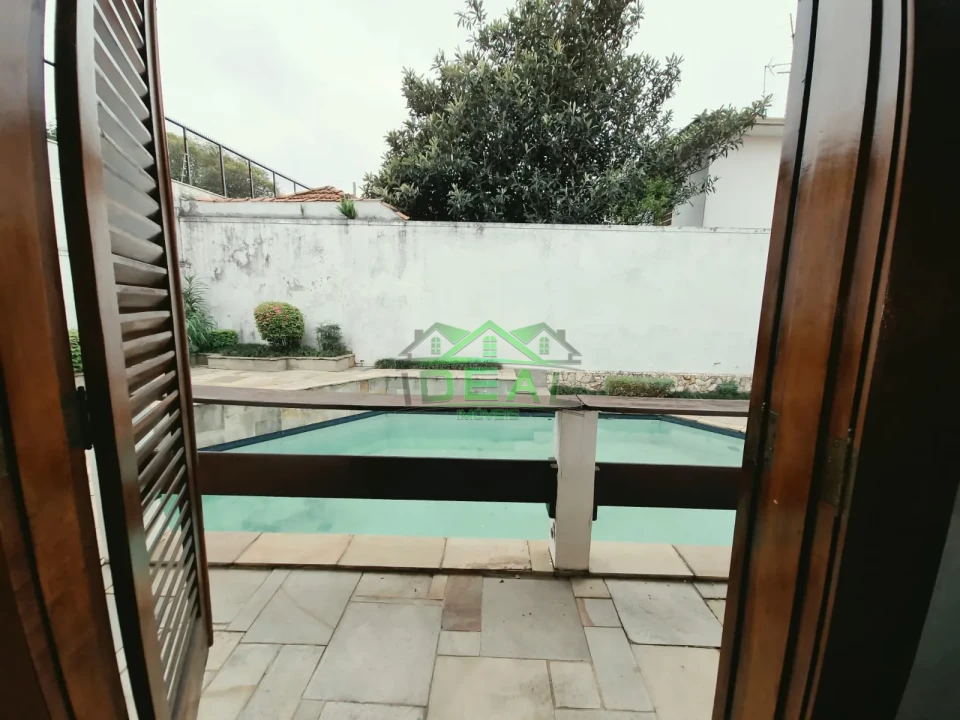 Casa Térrea para Locação com Dormitórios virando para piscina.