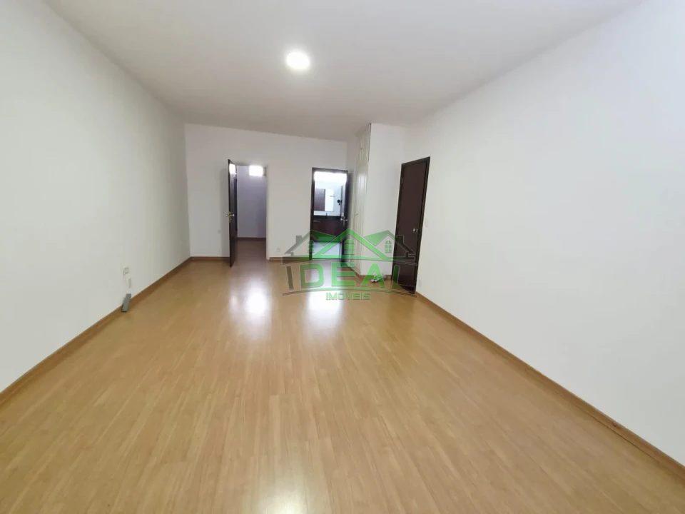 Sobrado para Venda ou Locação-5 dormitórios sendo 3 suítes, 5 vagas de garagem.