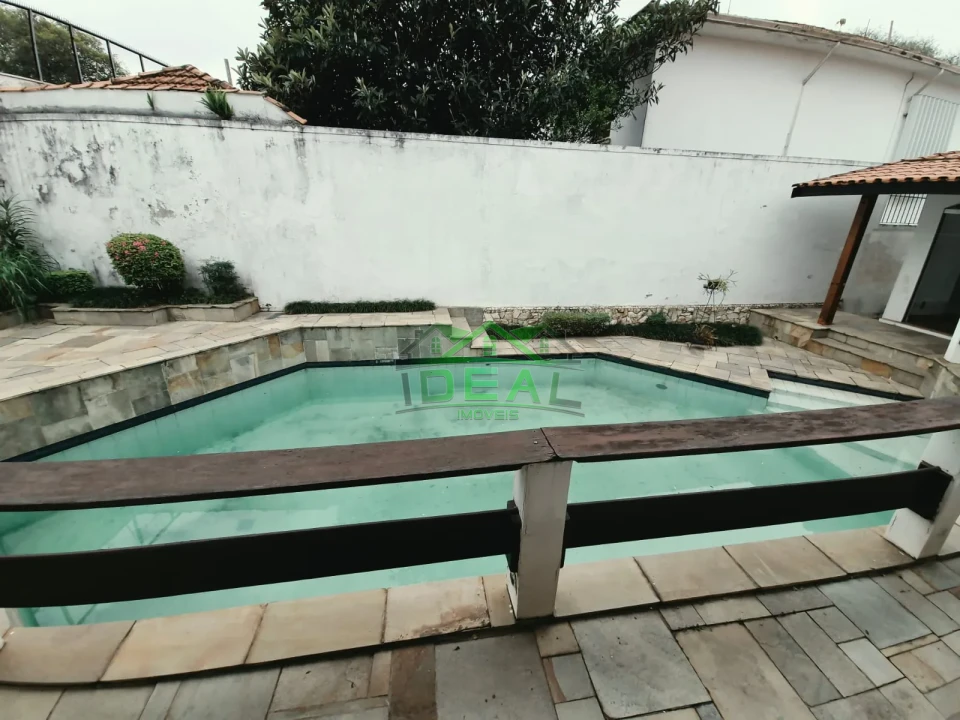 Casa Térrea para Locação com Dormitórios virando para piscina.