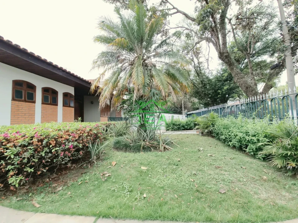 Casa Térrea para Locação com Dormitórios virando para piscina.