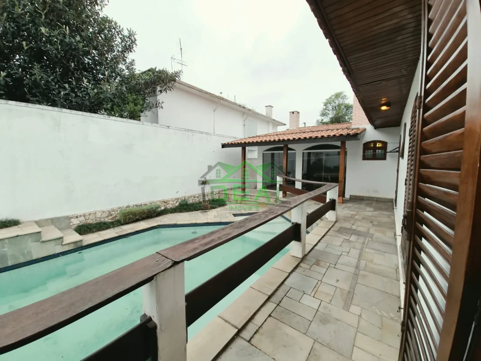 Casa Térrea para Locação com Dormitórios virando para piscina.