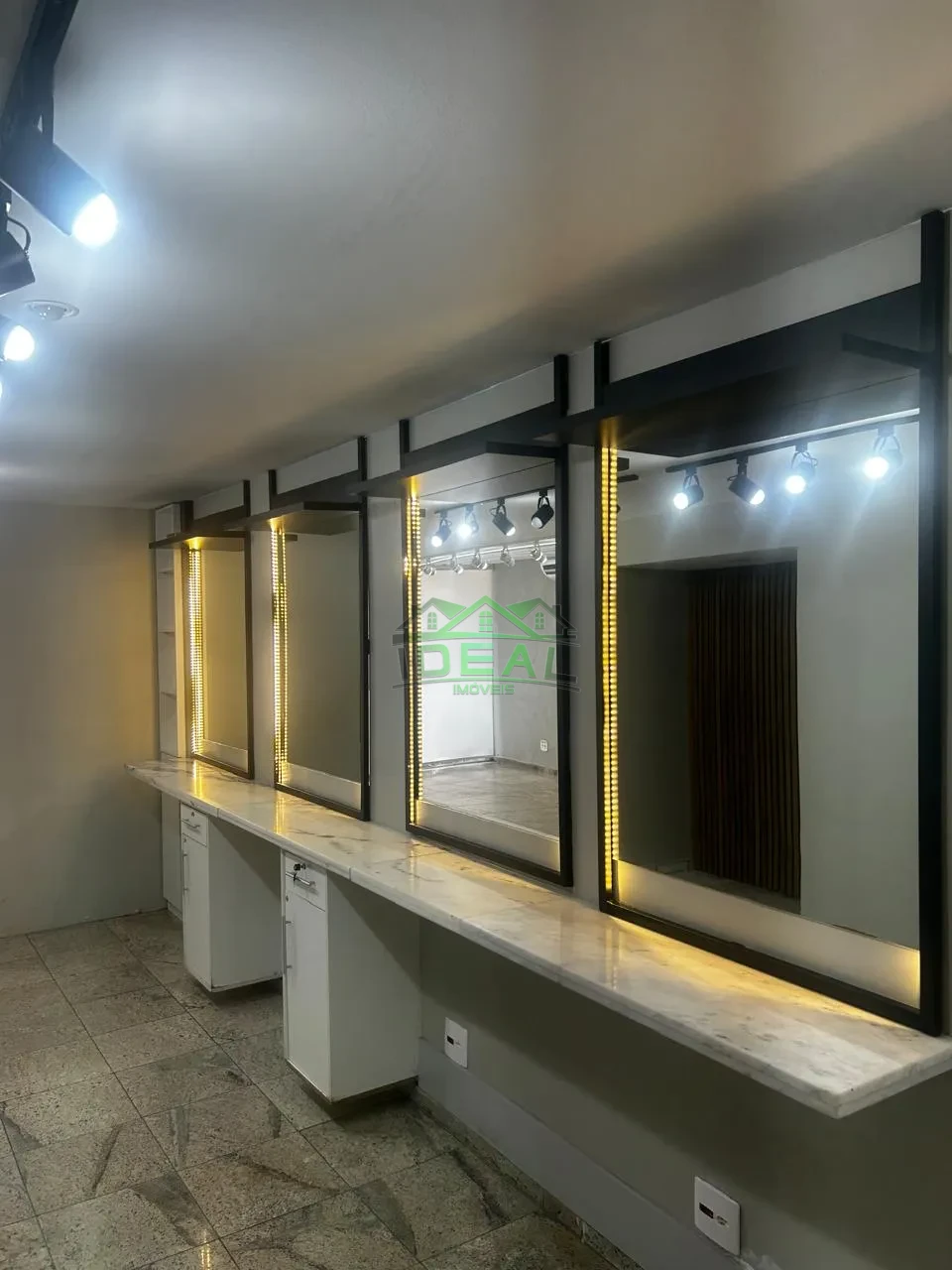 Sobrado Comercial de Alto Padrão | 425m², 19 Amplas Salas e 15 Vagas