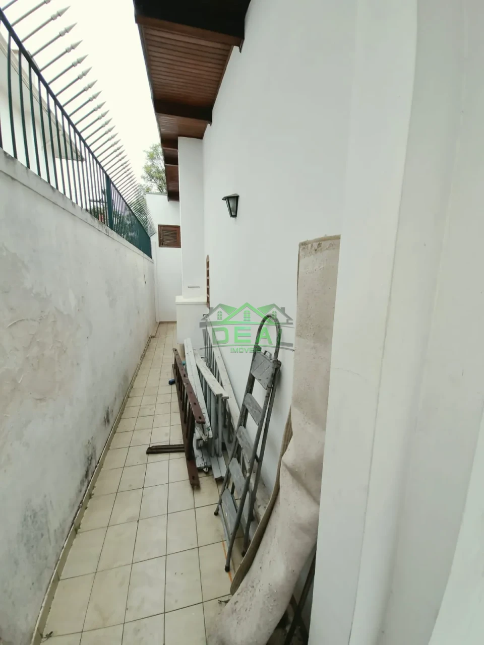 Casa Térrea para Locação com Dormitórios virando para piscina.