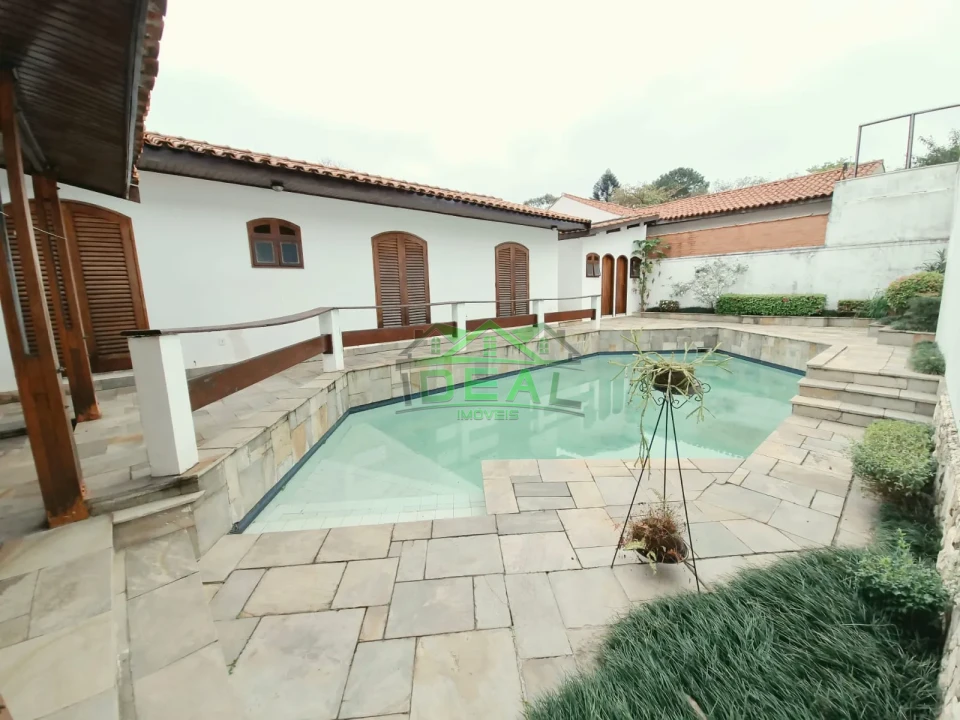 Casa Térrea para Locação com Dormitórios virando para piscina.
