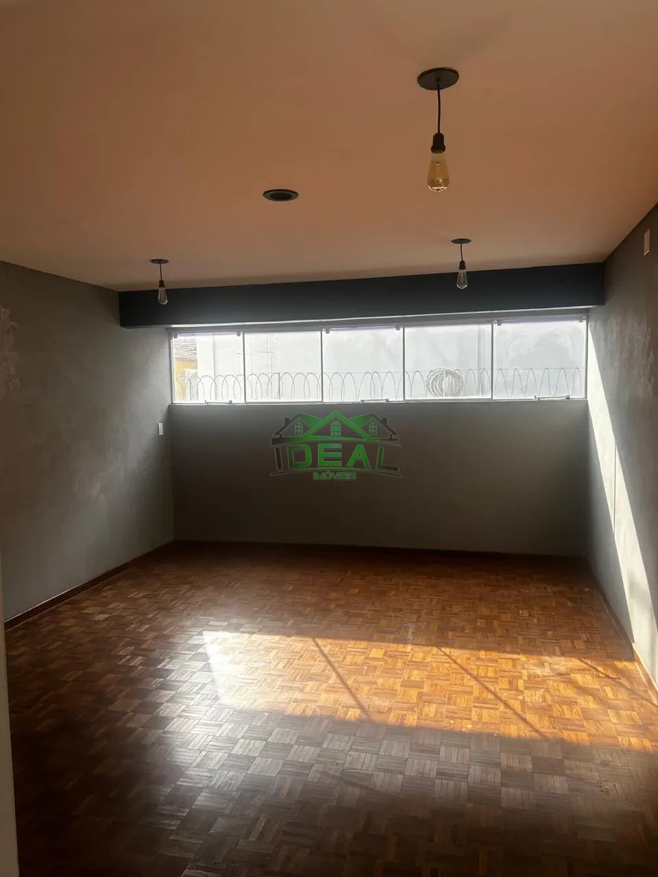Sobrado Comercial de Alto Padrão | 425m², 19 Amplas Salas e 15 Vagas