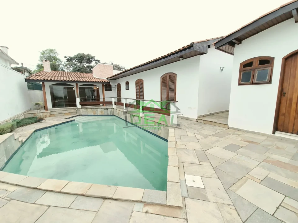 Casa Térrea para Locação com Dormitórios virando para piscina.