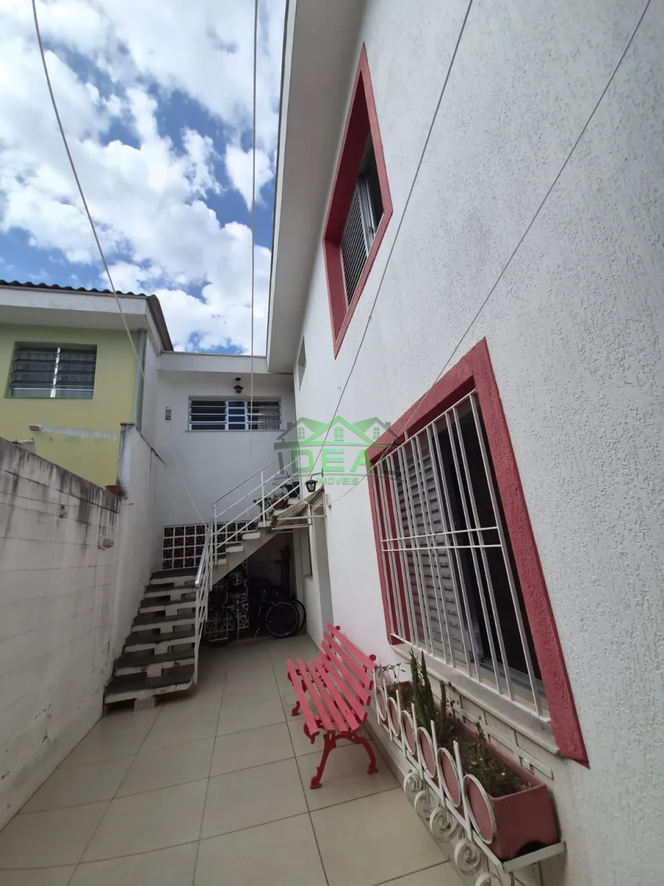 Casa Térrea a Venda- 4 Dormitórios sendo 1 suíte-2 vagas de garagem