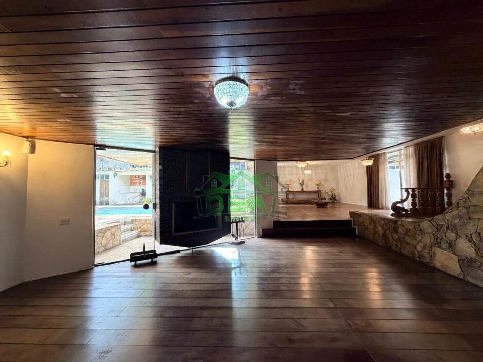 Casa para Venda no Alto de Pinheiros, 5 Dorms sendo 2 Suítes, 6 Vagas e Piscina