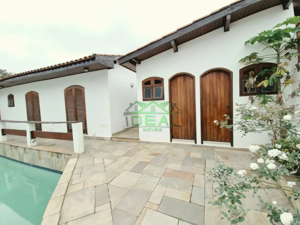 Casa Térrea para Locação com Dormitórios virando para piscina.