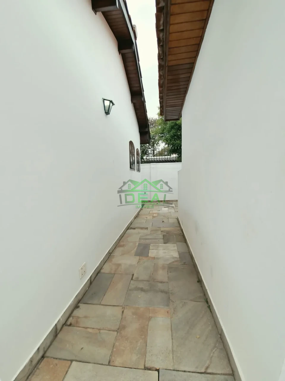 Casa Térrea para Locação com Dormitórios virando para piscina.