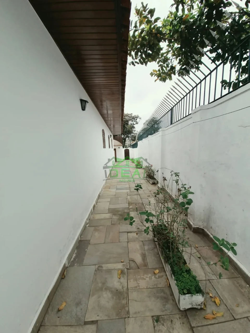 Casa Térrea para Locação com Dormitórios virando para piscina.